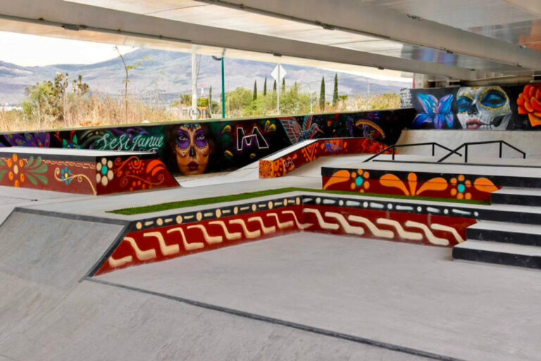 Se realizó una decoración urbana con temática de catrinas.