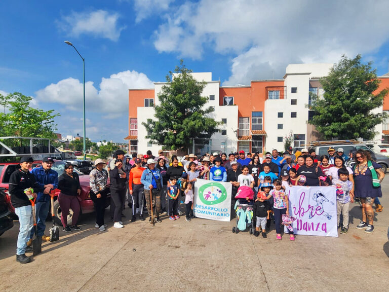 Vecinos y colaboradores de Grupo Herso en jornada de reforestación.