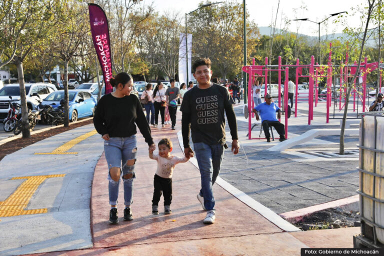 Familias de esta zona acudieron a disfrutar y conocer la explanada.