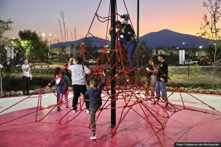 Además, una secundaria técnica, próxima a inaugurarse, y un hospital del IMSS hacia 2026.