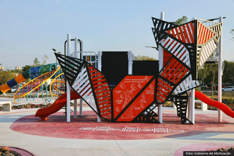 Cancha de futbol 7, juegos infantiles, gimnasio, foro al aire libre, mesas de ajedrez, circuitos de calistenia, guías podotáctiles y luminarias solares.